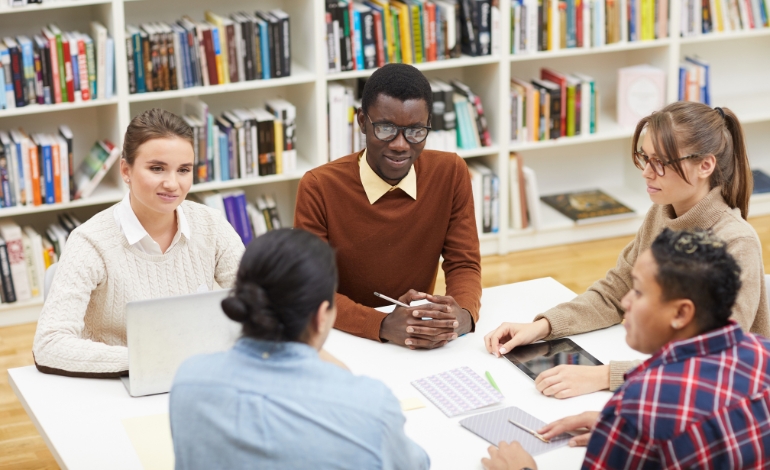 grupo de profissionais da educação organizando um conselho de classe