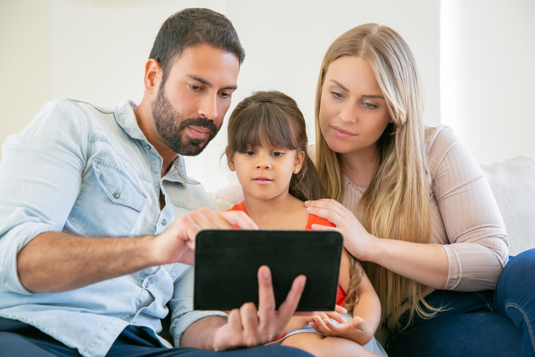 Boletim escolar online: imagem mostra família utilizando tablet