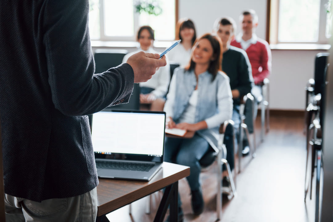 Educadores tendo um treinamento sobre gestão educaciional