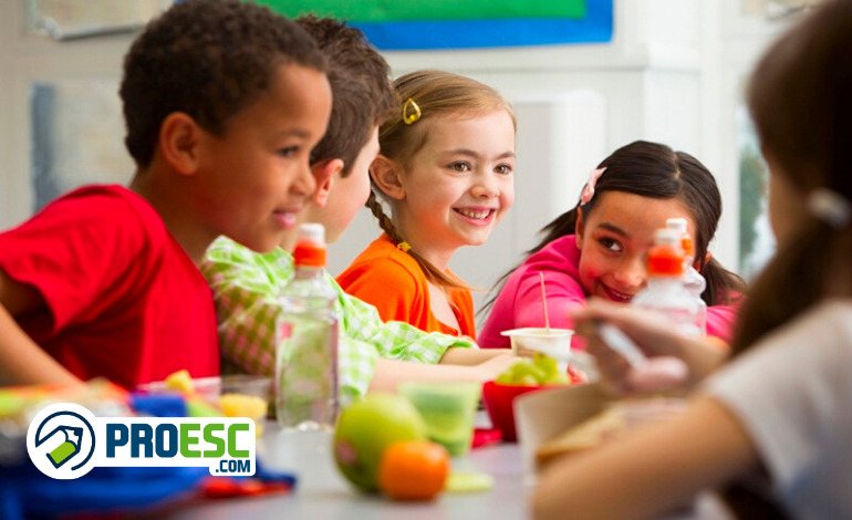 Crianças se alimentando no projeto de alimentação saudável na escola